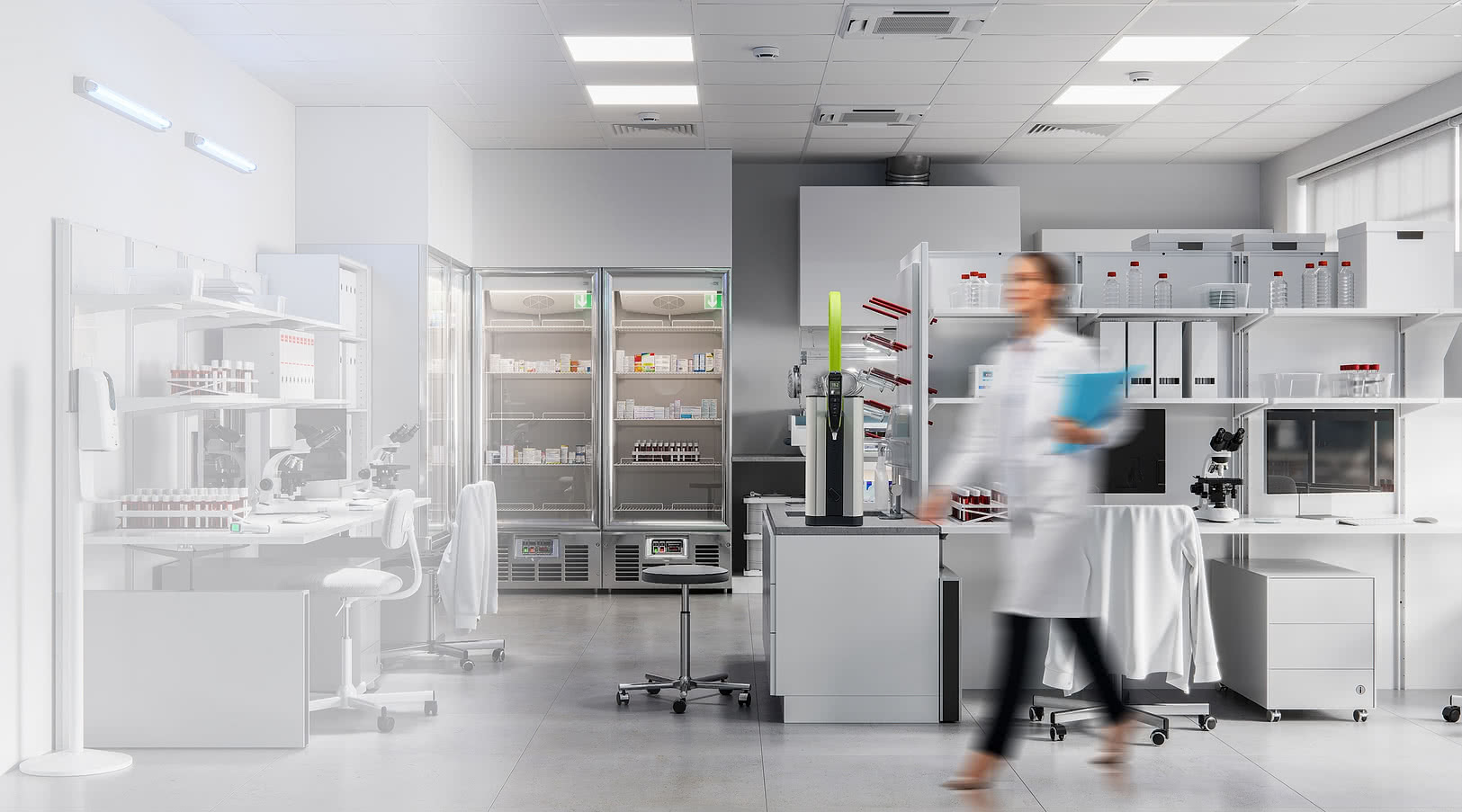 Kvinna som går förbi i ett laboratorium.