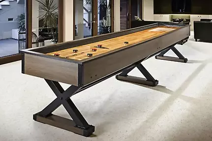 Shuffleboard i trä i en ljus kontorsmiljö