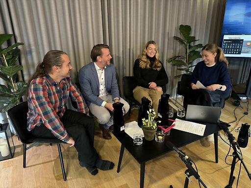 Albert Dahlin, Claes Hohner, Josephine Darlington och Evelina Galli deltar i ett samtal under webinaret Hållbar E-handel, där de diskuterar hållbara e-handelslösningar och digital utveckling.