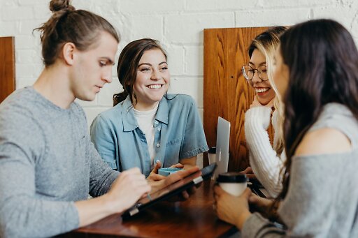 En grupp människor diskuterar och samarbetar kring idéer för att förbättra den digitala kundupplevelsen i e-handel.