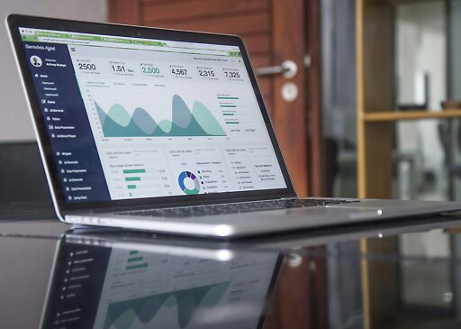 En laptop med analyser och statistik som visar insikter för att optimera den digitala kundupplevelsen i en modern e-handelsmiljö.
