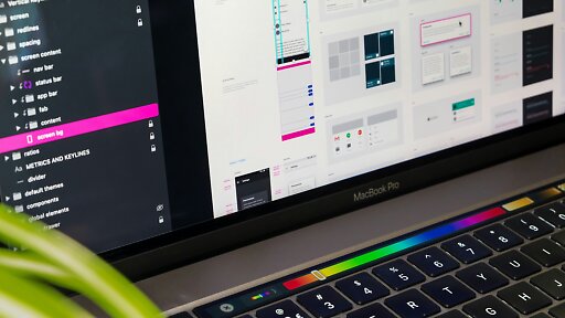 Ett designsystem för digitala gränssnitt visas på en laptop, med fokus på UX-design och förbättring av den digitala kundupplevelsen.