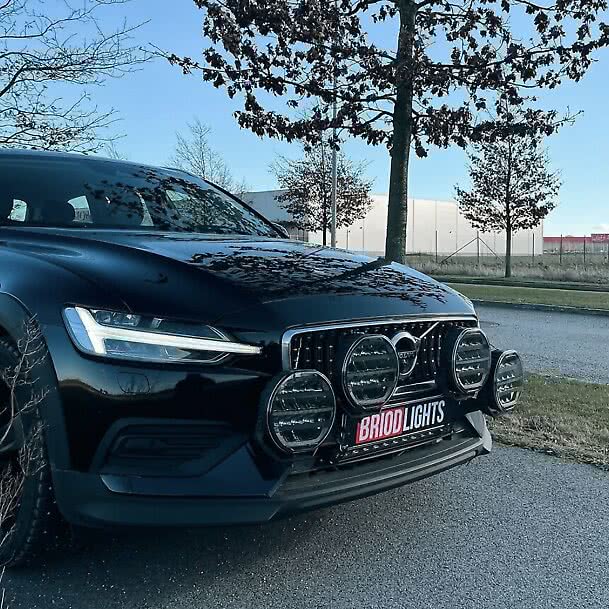 En svart bil tillverkad av Volvo