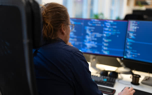 Utvecklare programmerar i Elm vid sitt skrivbord