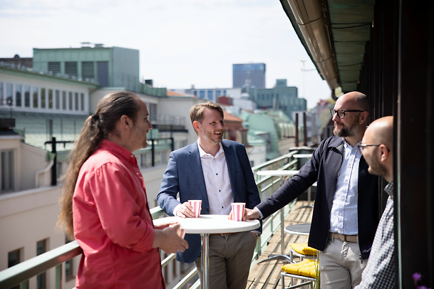 Medarbetare från Webbhuset och GleSYS samtalar på en Webbhusets balkong i Göteborg om hållbara digitala lösningar och e-handel.