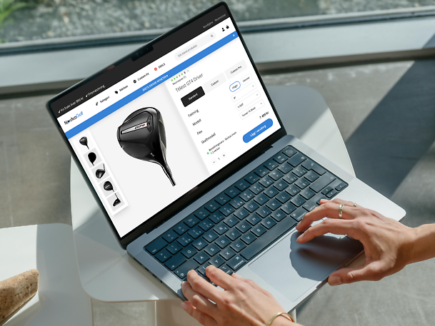 En laptop med NordicaGolfs produktsida på skärmen, där en golfklubb-konfigurator visas. En person använder datorn.