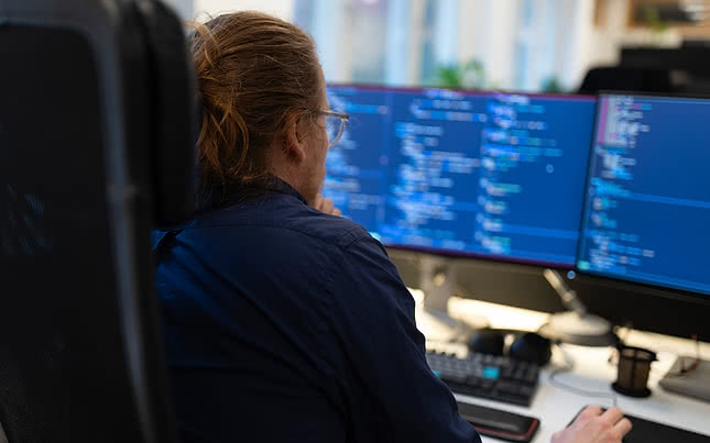 Utvecklare programmerar i Elm vid sitt skrivbord